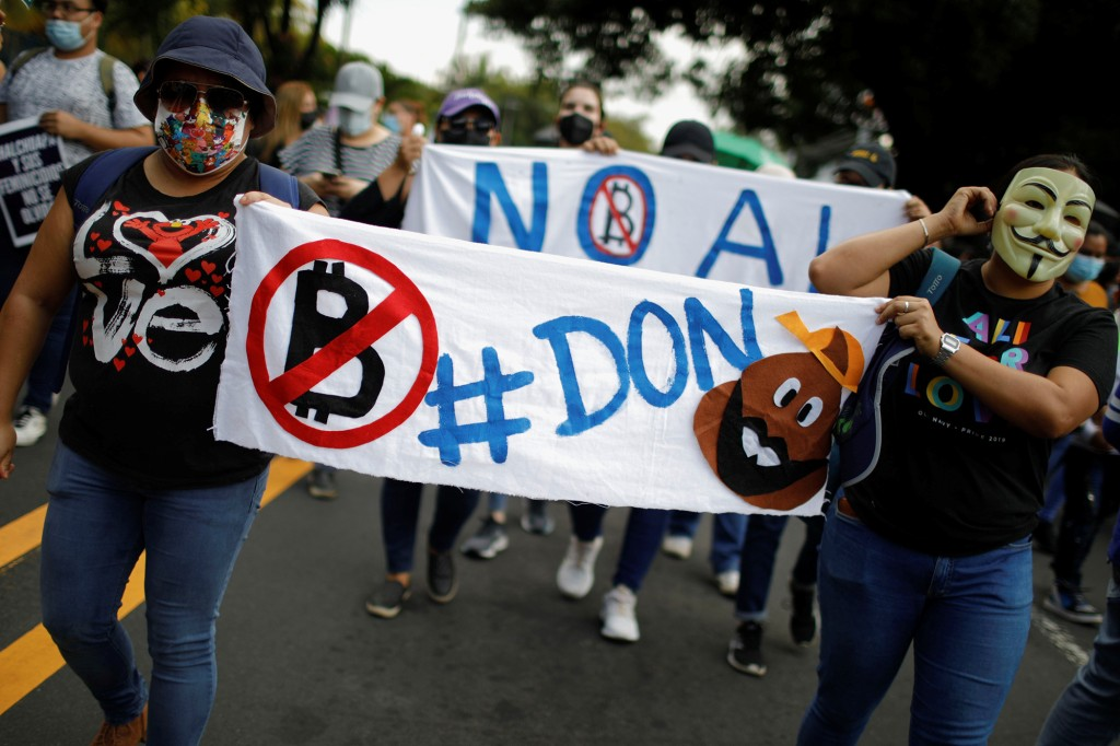 一些游行者穿着印有"对比特币说不"字样的衬衫，在抗议路线上喷洒反比特币涂鸦。来源：路透社