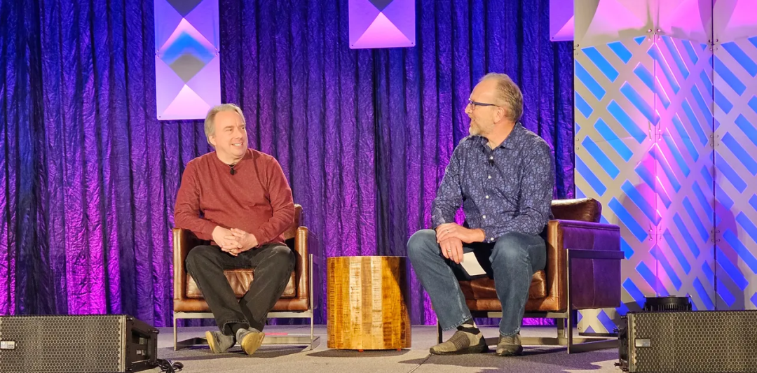 左为 Linus Torvalds、右为 Dirk Hohndel
