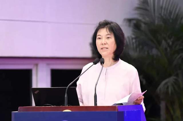 中国电子工业标准化技术协会胡燕理事长宣读成立批复文件